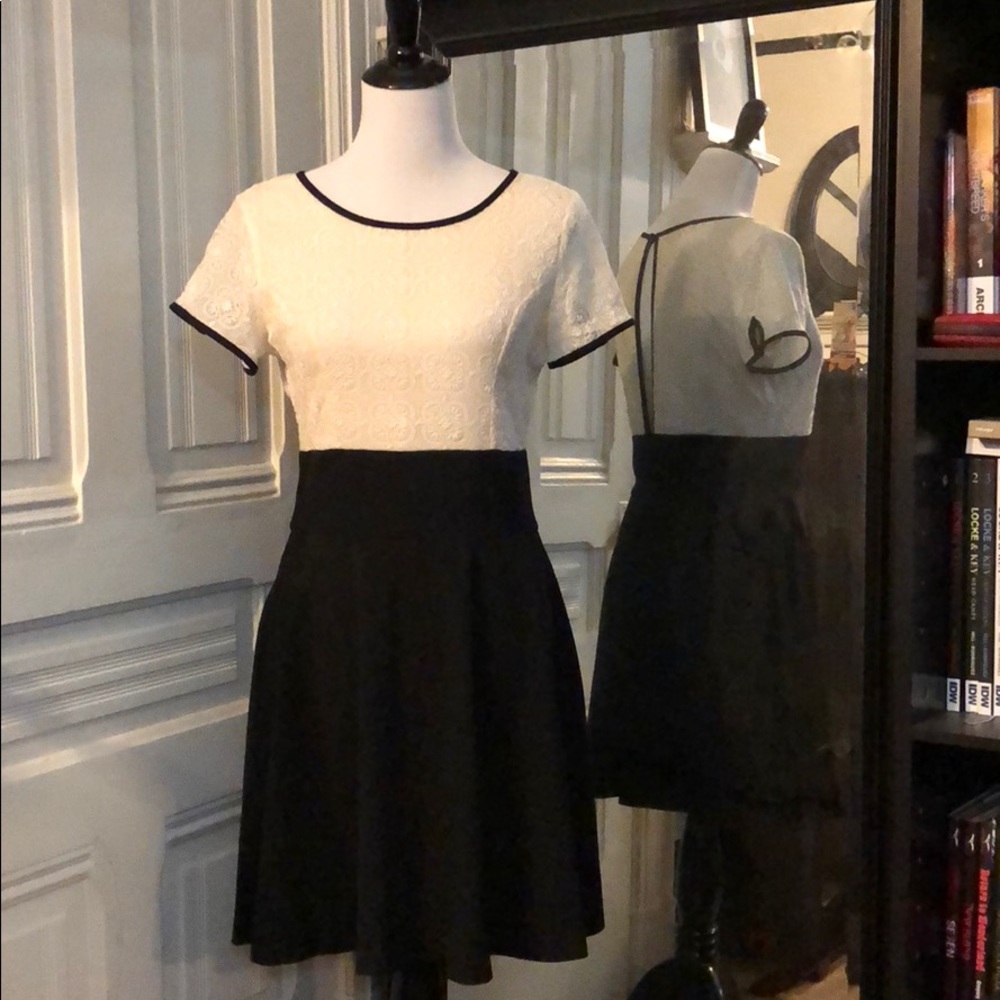 50’s-60’s madmen dress. *missing button
